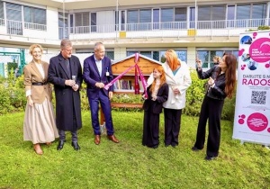 Terapeutická zahrada v Motole má novou knihovničku